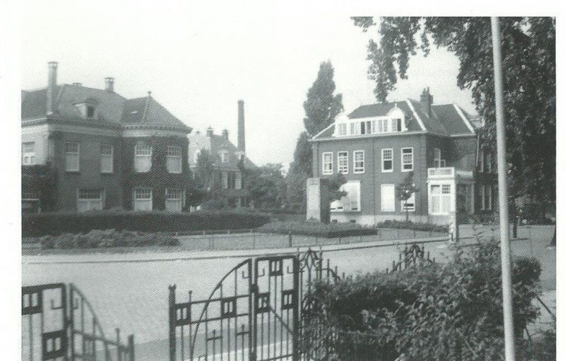 Hoedemakerplein hoek Piet Heinstraat rechts stadsvilla Ter Kuile later gebouw ESV (2).jpg