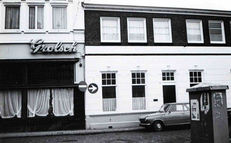 Zuiderhagen,43 Café - Restaurant De Zon en rechts nr. 43 pand Van Tijn's Confectiebedrijven.jpg