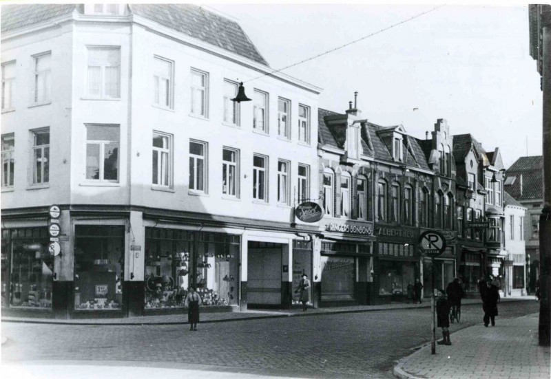Langestraat hoek Haverstraat feb. 1944 Noordzijde vanaf Haverstraat tot kruispunt de Klomp. Magazijn Sport.jpg