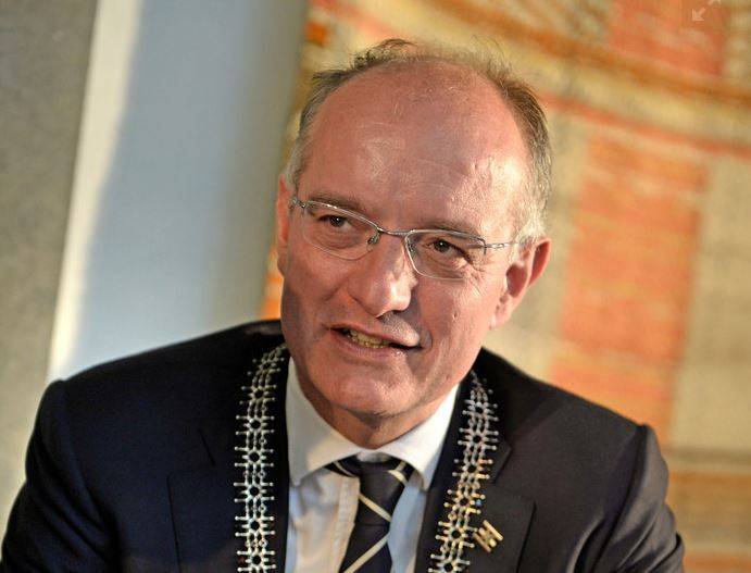 burgemeester Onno van Veldhuizen.jpeg
