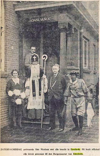 De Ruyterplein later Ariensplein Sint en Piet bij de ambtswoning van de burgemeester, huize Sonnevanck 1932.jpg