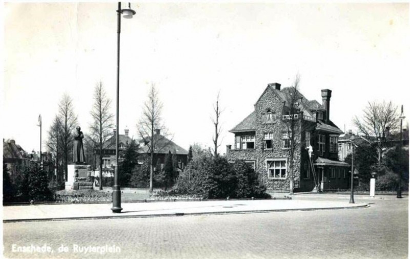 De Ruyterplein ambtswoning burgemeester Ariens monument.jpg