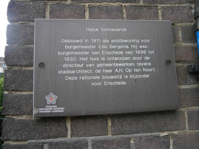 Ariensplein 2 Huize Sonnevanck vroeger ambtswoning burgemeester monumentenbord nr. 15.JPG