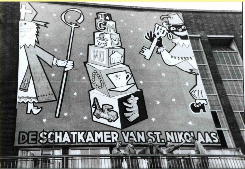 Hengelosestraat nov. 1958 Vroom & Dreesmann wordt in sinterklaas sfeer gebracht (achterkant pand)..jpg