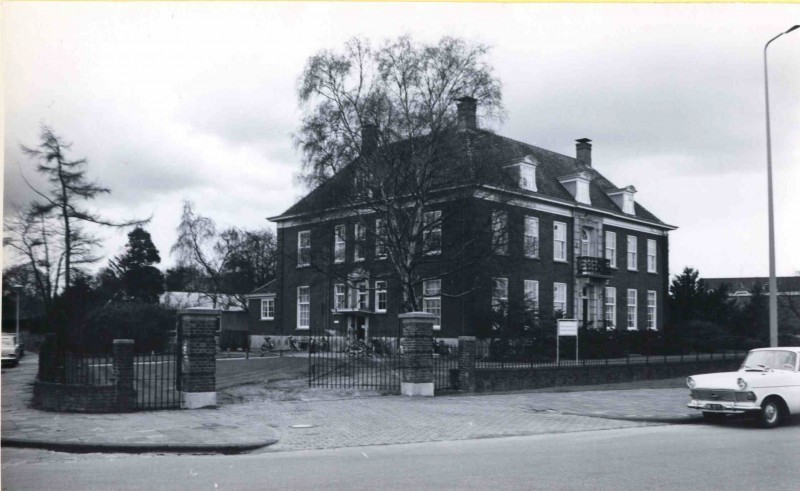 Boddenkampsingel 1965 vroeger woonhuis fabrikant G.J. van Heek Jr, later muziekschool, nu Luzac college.jpg