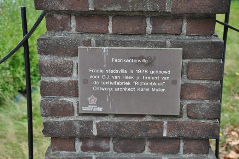 Boddenkamsingel 40  Fabrikantenvilla G.J van Heek monumentenbord nr. 21.jpg