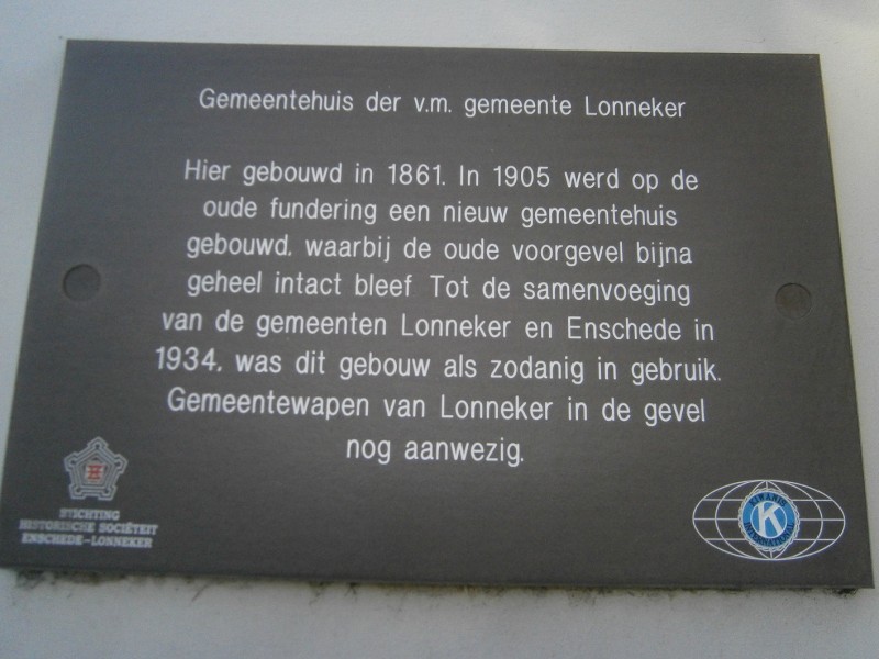 Hengelosestraat 52-54 vm Gemeentehuis Lonneker monumentenbord nr. 23.JPG
