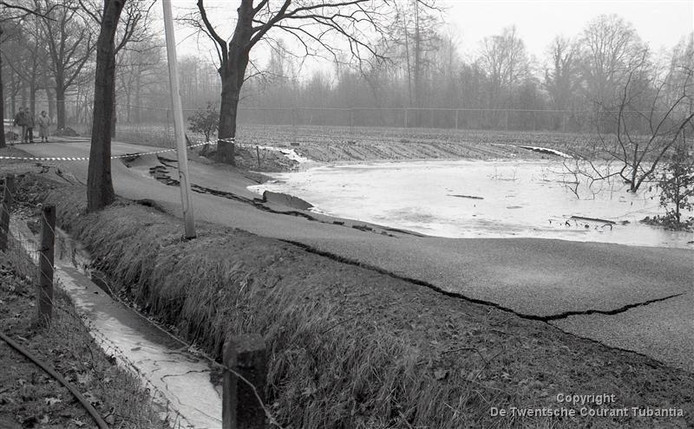 Twekkelo sinkhole 1991.jpg