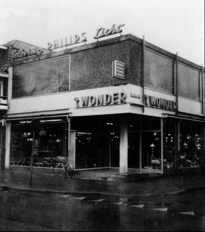 Hengelosestraat 1975 Lampenpaleis 't Wonder aan de Hengelosestraat op de hoek met de Wagelerstraat.jpg