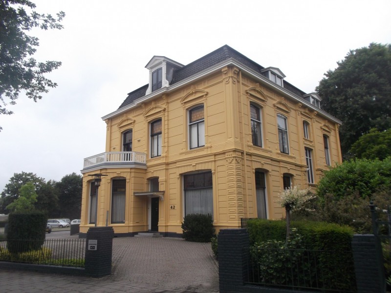 Hengelosestraat 42-44 Notariskantoor Hofsteenge vroeger villa dokter van Delden.JPG