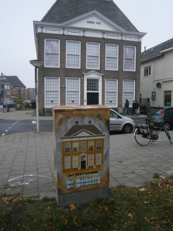 De Klomp hoek Oldenzaalstraat beschilderde trafokast met Elderinkshuis door Huub Filart en Sandra van Wezel.JPG