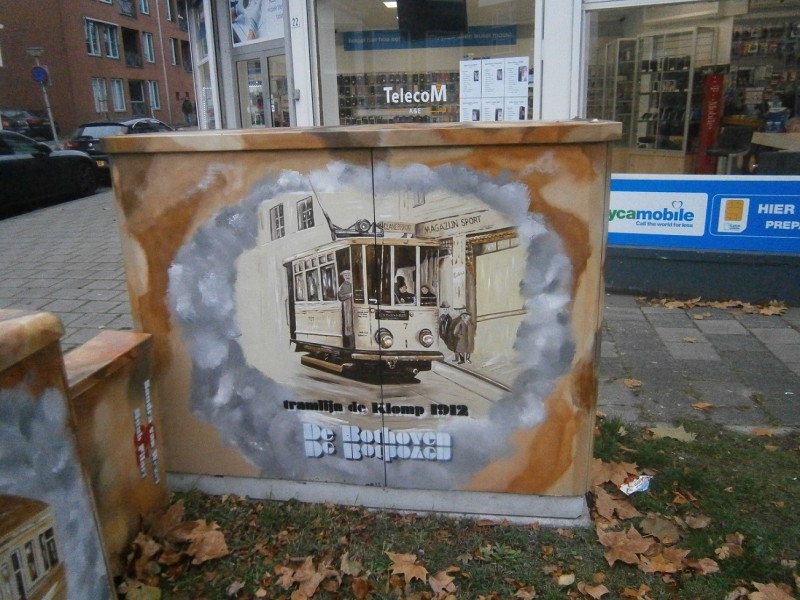 De Klomp hoek Oldenzaalstraat beschilderde trafokast met afbeelding tram door Huub Filart en Sandra van Wezel.JPG