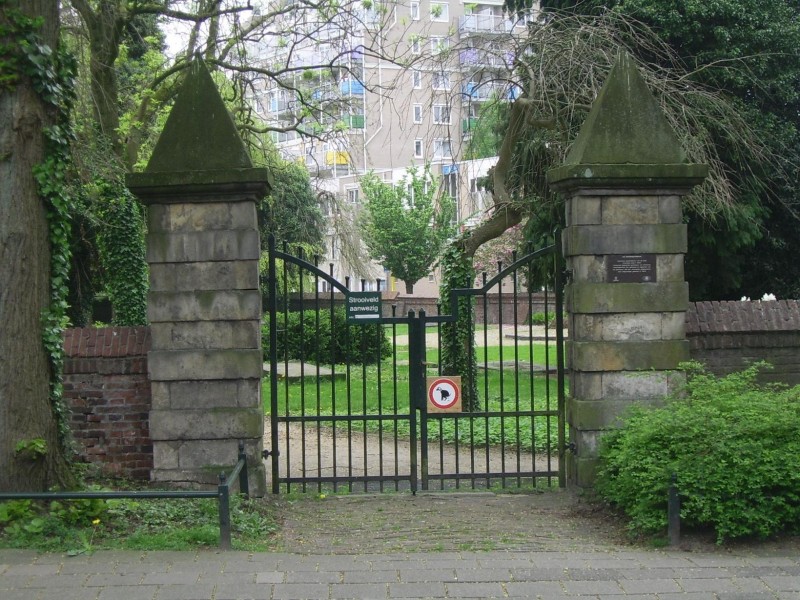 Espoortstraat poort begraafplaats.jpg