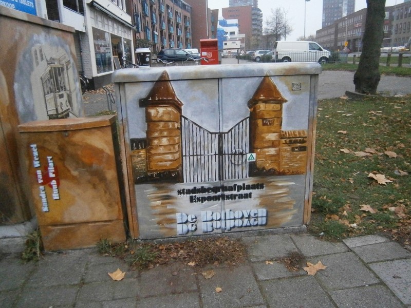 De Klomp hoek Oldenzaalstraat beschilderde trafokast met poort stadsbegraafplaats Espoortstraat.JPG
