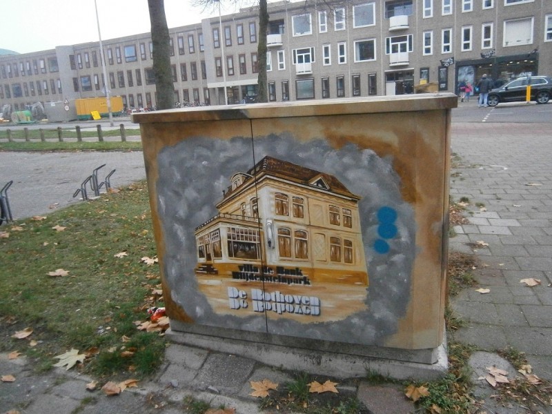 De Klomp hoek Oldenzaalsestraat beschilderde trafokast met villa De Bank Blijdensteinpark.JPG