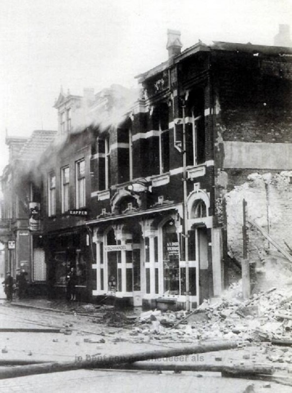 Langestraat resten van de IJmuider Vischhandel, rechts was Presburg, dat door de hitte en de vlammen tenonder ging 1929.jpg