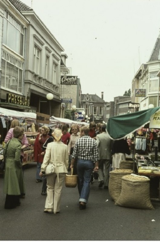 Marktstraat Marktkramen gezien vanuit richting Markt naar de Kruispunt de Graaff. Presburg, Covers stoffen, Meyer, Talamini Ijssalon 1978.jpg