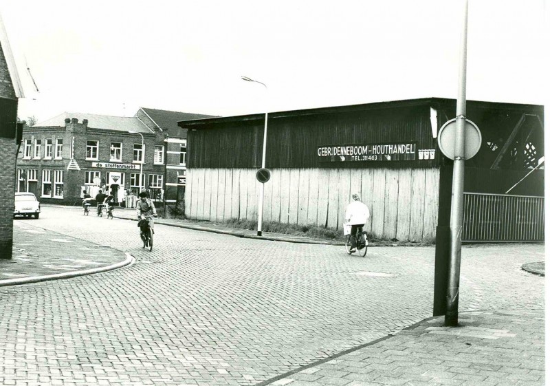 Emmastraat Houthandel Denneboom en de stoffenmarkt aan de Zwedeweg hoek tweede Emmastraat.jpg