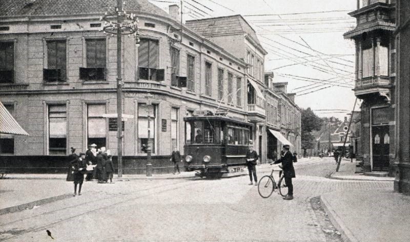 Langestraat richting Gronausestraat Hotel de Klomp, hoek de Klomp en Oldenzaalsestraat (nu de Heurne).jpg