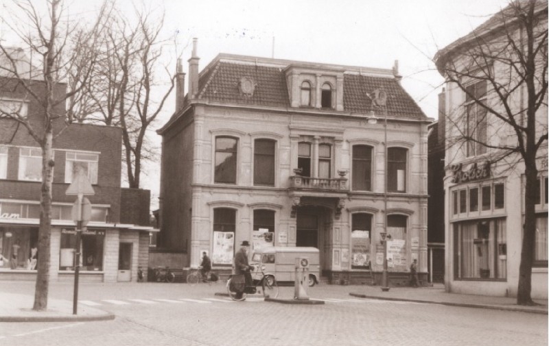 Hengelosestraat 24 winkels en woningen gezien vanaf het Stationsplein links nr. 28 Remington Rand schrijfmachinezaak. rechts hotel Royal 1967.jpg