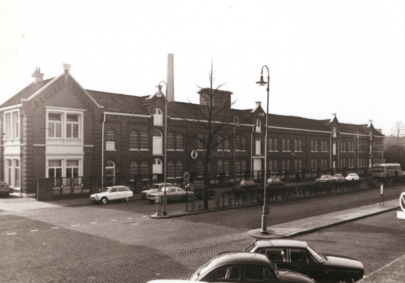 Parkweg nu Stationsplein jaren 60 Textielfabriek ter Kuile Cromhoff gezien vanaf NS-station.jpg