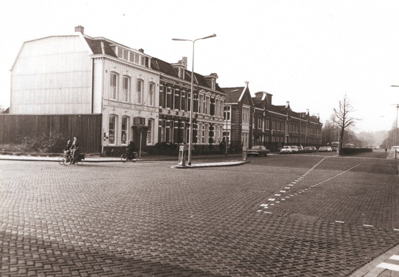 Parkweg nu Stationsplein Zicht op panden en fabriek Ter Kuile Cromhoff t.h.v. Piet Heinstraat in westelijke richting jaren 60.jpg