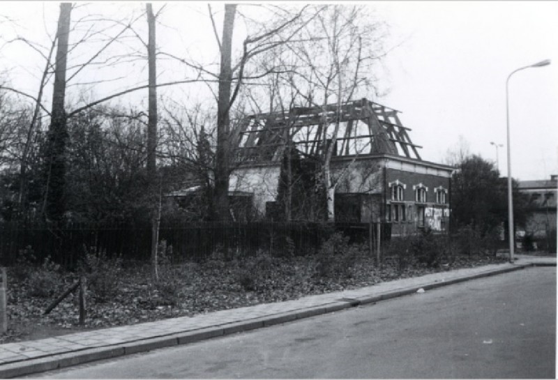 De Ruyterlaan  voormalig koetshuis op hoek Stationsplein , afbraak 1978 (2).jpg