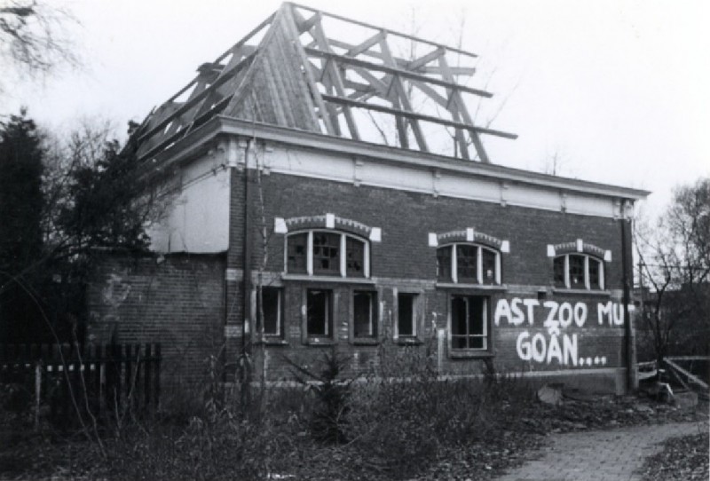 De Ruyterlaan  voormalig koetshuis ter Kuile op hoek Stationsplein , afbraak 1978.jpg