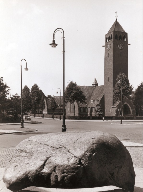 Lasondersingel 102 Lasonderkerk  met op de voorgrond de dikke steen voor het Rijksmuseum Twenthe 1955.jpg