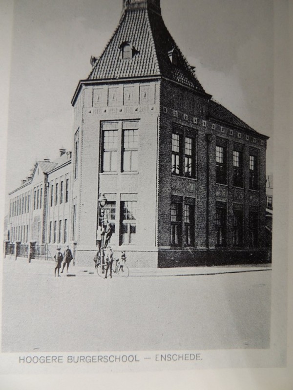 C.F. Klaarstraat hoek Beltstraat Hoogere Burger- en Handelsschool. HBS later lyceum.jpg