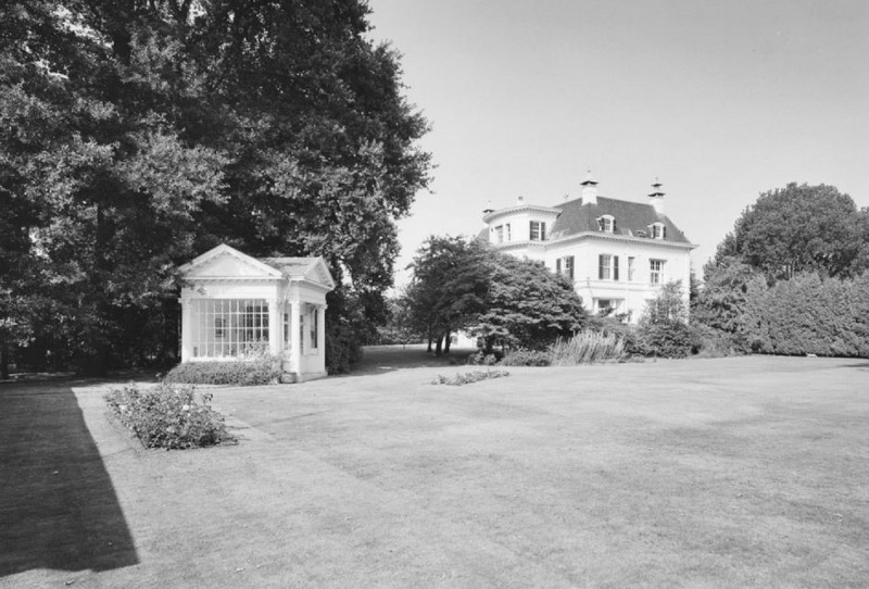 Staringstraat theehuis bij villa Het Witte Huis aan de Oldenzaalsestraat 125. Rijksmonument.jpg