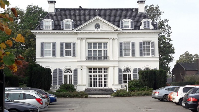 Oldenzaalsestraat 125 Het Witte Huis.  in 1907 gebouwd in opdracht van textielfabrikant Herman van Heek.Nu kantoor van Jongbloed Fiscaal Juristen en de PCV Group..jpg