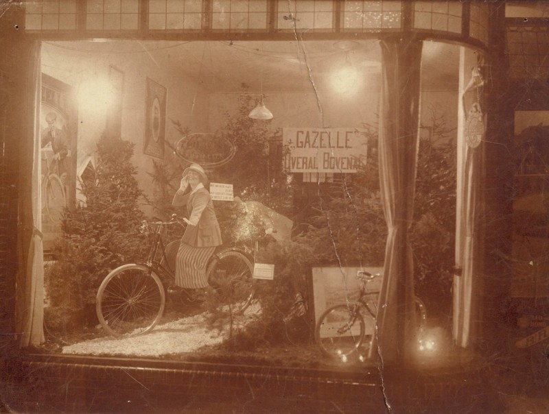 Gronauseweg 56 Kerst 1915 bij fietsenwinkel ter Brugge.jpg
