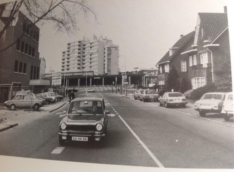 Piet Heinstraat hoek Stationsplein met op achtergrond station NS. Rechts huis tandarts Schuurman.jpg