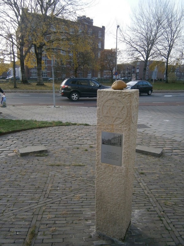 Molenstraat hoek Nieuwe Schoolweg monument op de plek vroeger Joodse Begraafplaats  (2).JPG