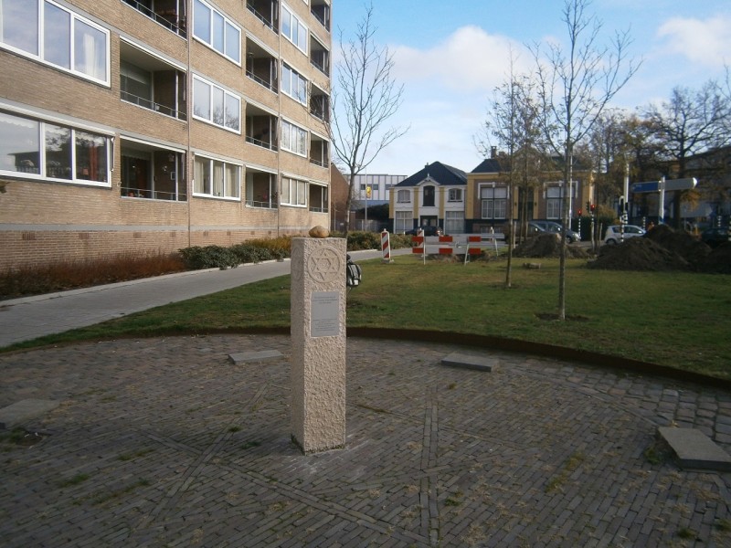 Molenstraat hoek Nieuwe Schoolweg monument op de plek vroeger Joodse Begraafplaats .JPG