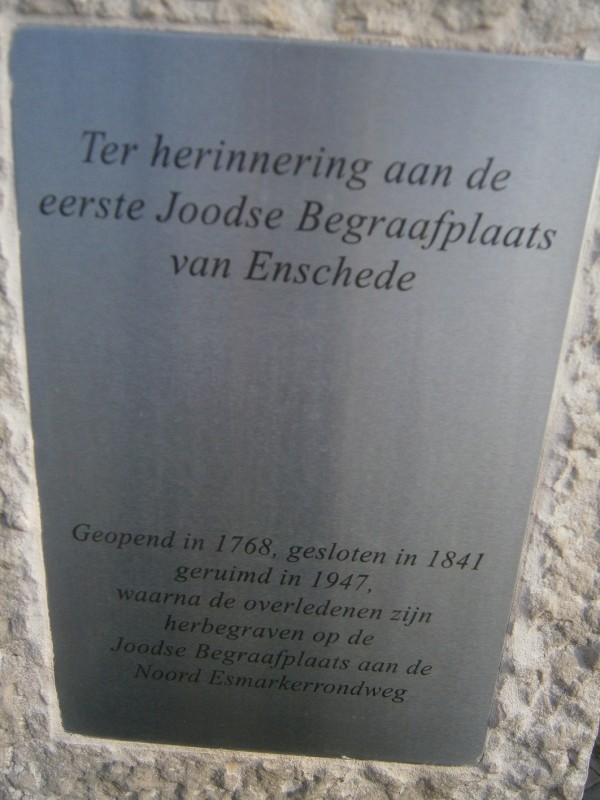 Molenstraat hoek Nieuwe Schoolweg monument op de plek vroeger Joodse Begraafplaats monumentenbord nr. 53 (2).JPG