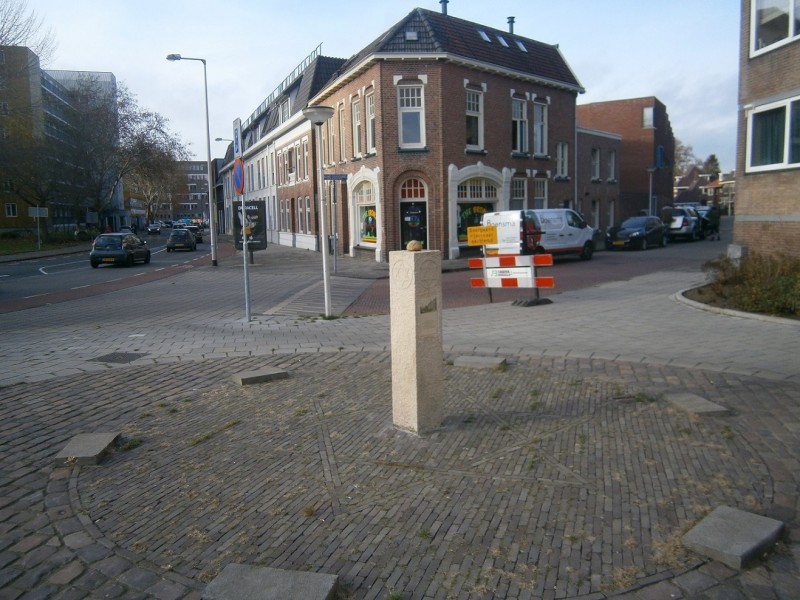 Molenstraat hoek Nieuwe Schoolweg monument op de plek vroeger Joodse Begraafplaats.JPG