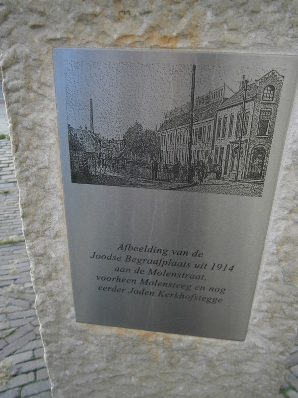 Molenstraat hoek Nieuwe Schoolweg monument op de plek vroeger Joodse Begraafplaats monumentenbord nr. 53.JPG