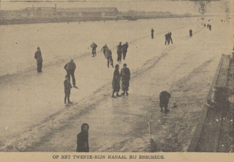 Twentekanaal Enschede schaatsen krantenfoto Tubantia 12-2-1940.jpg