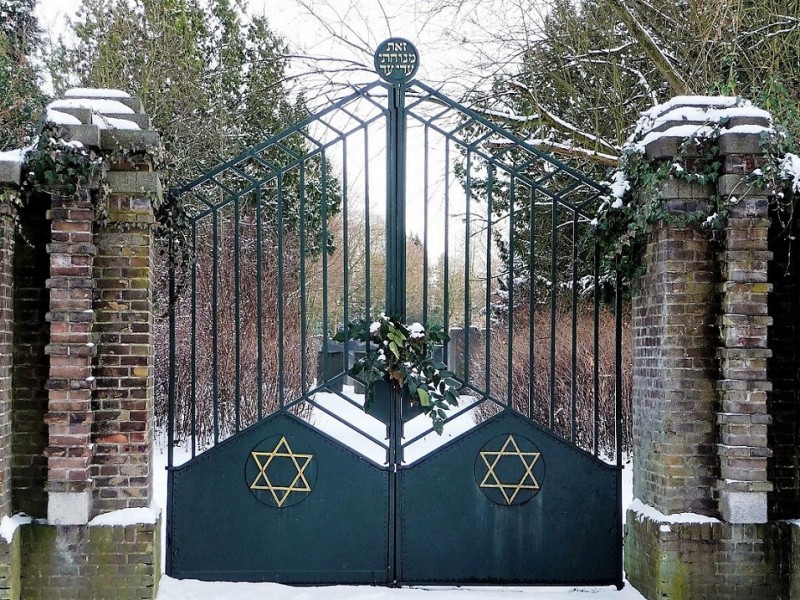 Kneedweg 78 poort Joodse begraafplaats.jpg