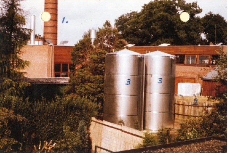 Bolhaarslaan 38 Vanuit woning uitzicht op Wasserij de Bolhaar met waterreservoirs 1978.jpg