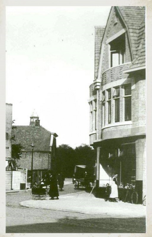Haaksbergerstraat C.F. Klaarstraat met pand de Gruyter ca 1945.jpg