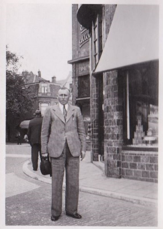 C.F. Klaarstraat 2 hoek Haaksbergerstraat De Gruyter ca 1950.jpg