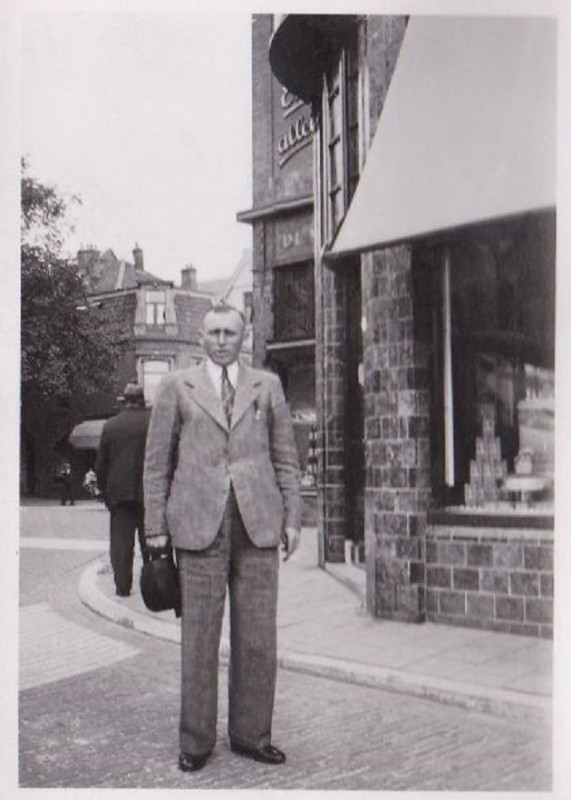 C.F. Klaarstraat 2 hoek Haaksbergerstraat De Gruyter ca 1950.jpg