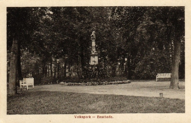 Parkweg Volkspark monument.jpg