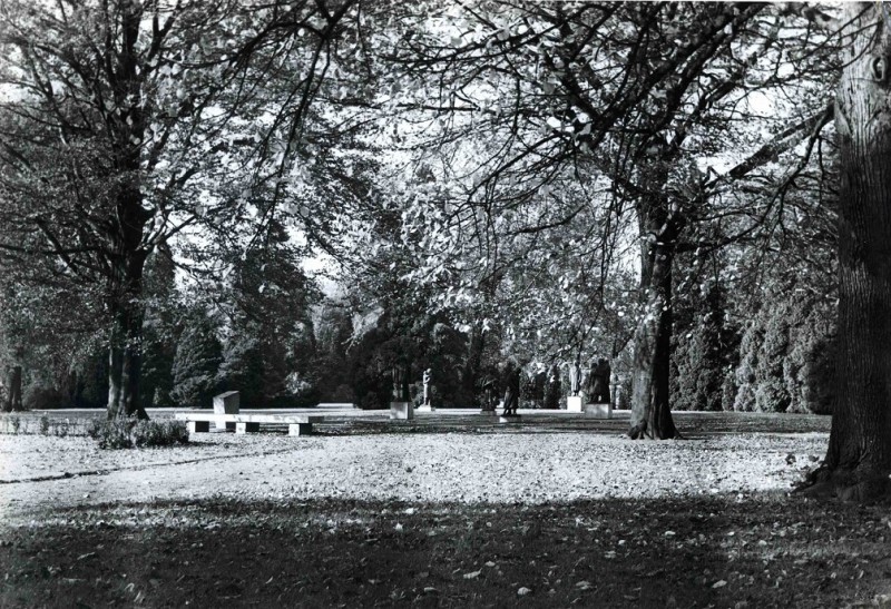 Parkweg 1962 Totaaloverzicht oorlogsmonument van Mari Andriessen in het Volkspark.jpg