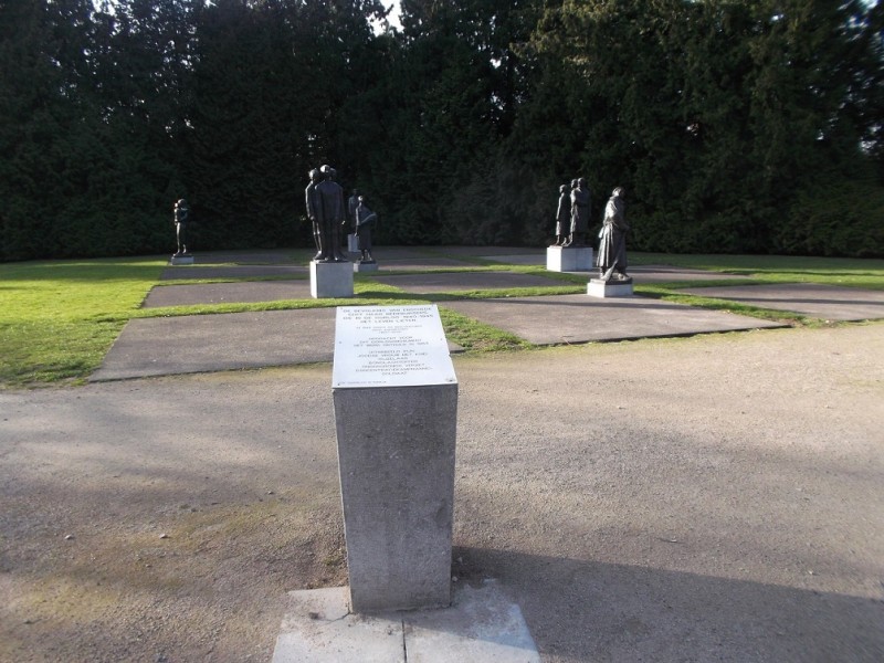 Volkspark Oorlogsmonument beeldengroep Mari Andriessen.JPG