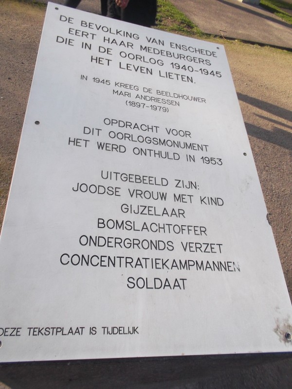 Volkspark Oorlogsmonument beeldengroep Mari Andriessen (2).JPG