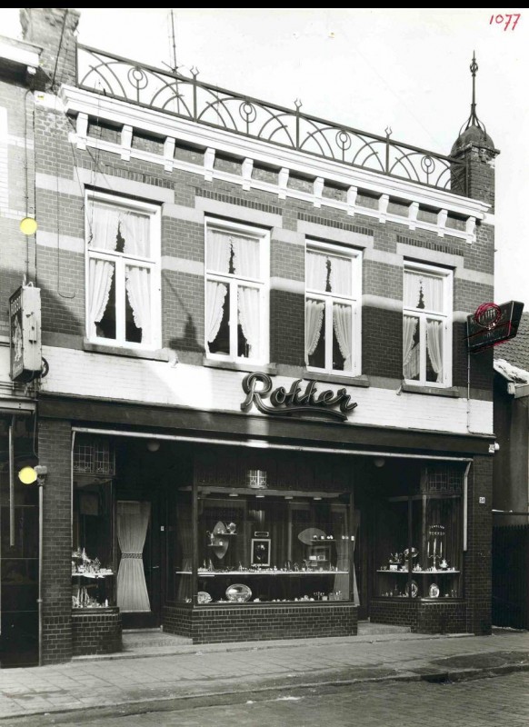 Haaksbergerstraat 34  Winkel van fa. Rokker juwelier 1963.jpg